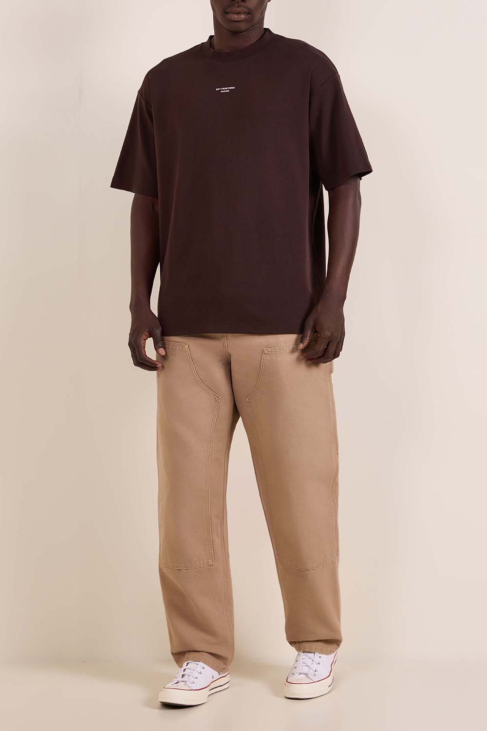 תמונת כל הלוק של חולצת טי